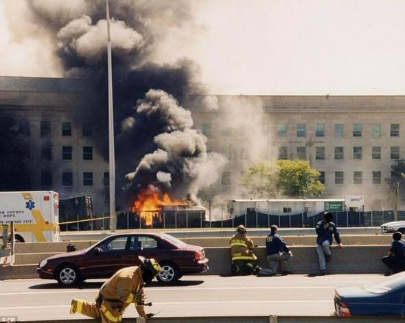<p>El Kaideli teröristlerin kaçırdığı yolcu uçağının binaya çarpmasıyla gerçekleştirilen saldırıda, 184 kişi hayatını kaybetmişti. Fotoğraflarda; olay yerindeki itfaiye ve FBI görevlilerinin yanı sıra binanın enkaz halindeki görüntüleri ve Boeing 757'nin kalıntıları yer alıyor.</p>
