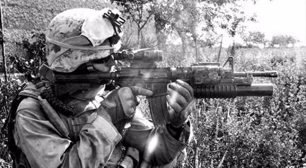 <p>H&K firmasının HK 416 saldırı tüfeği M4'e rakip olarak gösteriliyor.</p>
<p> </p>