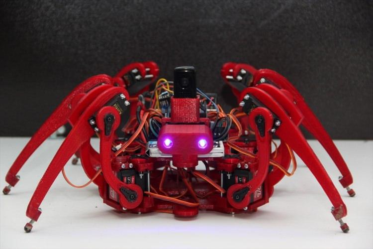 <p><strong>"Robotun yazılımı tamamen bize ait"</strong></p>
<p>Parlak, robot parçalarının tasarımının büyük bir bölümünün yanı sıra robotun denenmesi için kullanılan platformun tamamını da kendi ürettikleri 3D yazıcılar aracılığıyla imal ettiklerini belirterek, şöyle devam etti.</p>