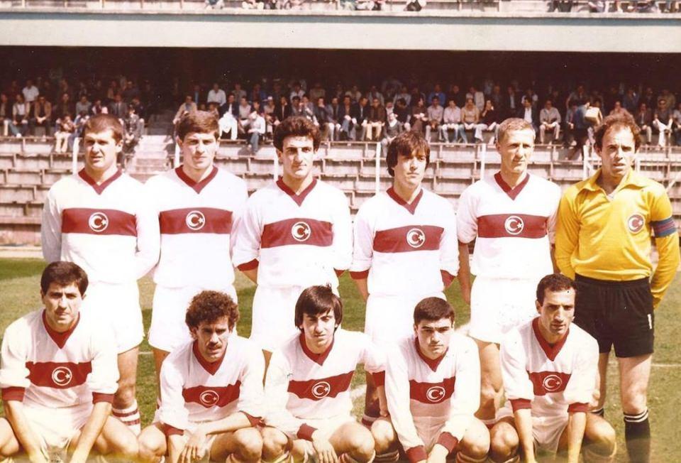<p><strong>Milli Takım (1983)</strong></p>
<p>13 Nisan 1983 tarihinde Ali Sami Yen Stadı’nda oynanan özel maçta Bulgaristan ile 1-1 berabere kalan Ümit Milli Takım.</p>
<p>Soldan sağa</p>
<p>Ayaktakiler: Şenol Çorlu (Sakaryaspor), Bahaddin Güneş (Trabzonspor), Şenol Ustaömer (Trabzonspor), Mustafa Arabacıbaşı (Fenerbahçe), İsmail Demiriz (İzmirspor), Malik Gençalp (Aadanaspor).</p>
<p>Oturanlar: İskender Günen (Trabzonspor), Levent Eriş (Altay), Rıdvan Dilmen (Boluspor), Rıza Çalımbay (Beşiktaş), Ziya Doğan (Beşiktaş).</p>