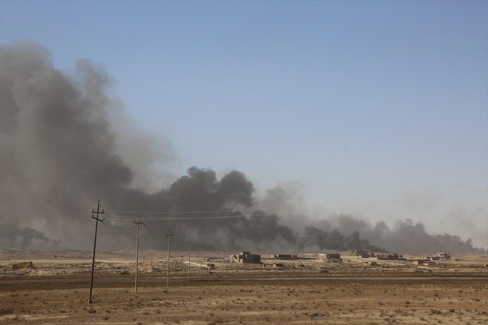 <p>Kayyara kasabasında, 10 zengin petrol kuyusunun bulunduğu b&ouml;lgedeki yangının s&ouml;nd&uuml;r&uuml;lmesi i&ccedil;in itfaiye ekiplerince &ccedil;alışma y&uuml;r&uuml;t&uuml;l&uuml;yor.</p>
