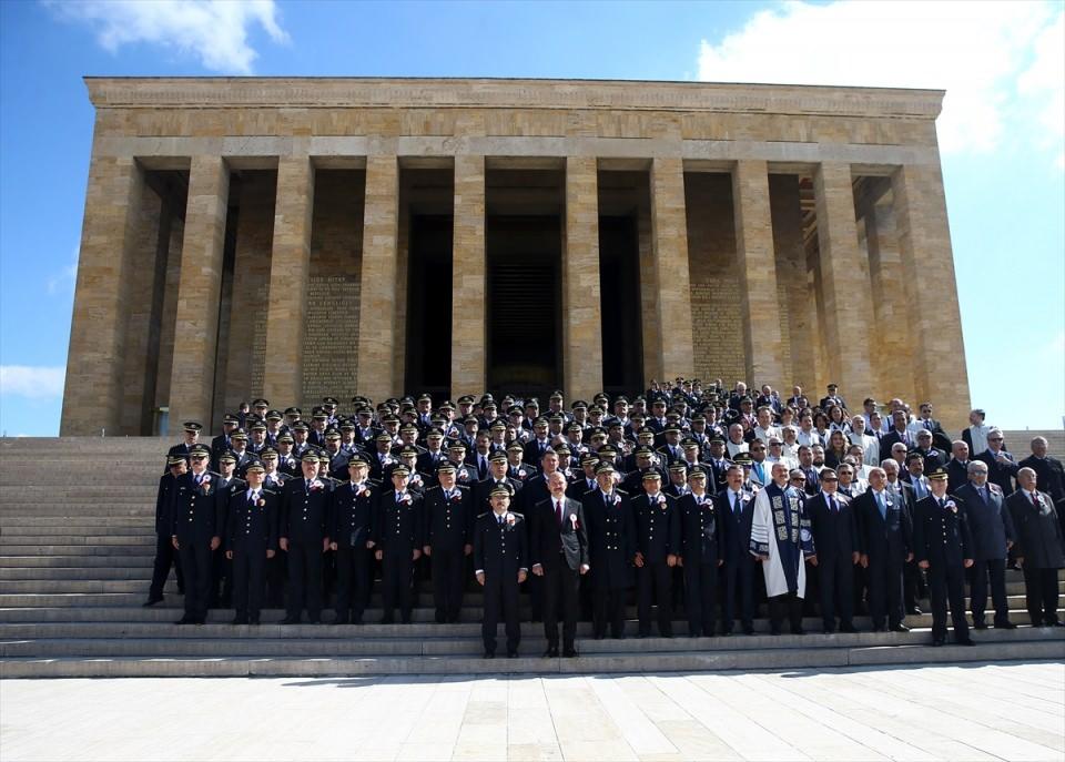 <p>Törene, Altınok'un yanısıra Genel Müdür Yardımcıları ve Daire Başkanları da katıldı.</p>

<p> </p>
