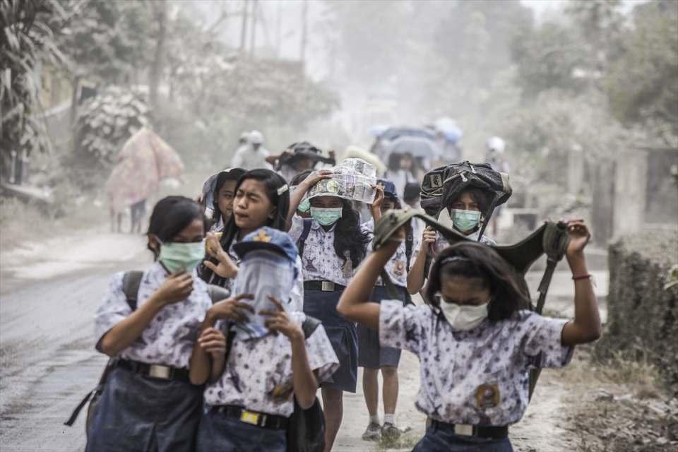 <p>2010 yılında tekrar aktif hale gelen Endonezya'nın Sumatra Adası'nda bulunan Sinabung Yanardağı volkanik aktivitesine devam etti. Yanardağdan yükselen duman ve küller Karo kentindeki Gamber Köyü'nden de gözlemlendi. Endonezyalılar kül ve dumandan etkilenmemek için maske taktı.</p>

