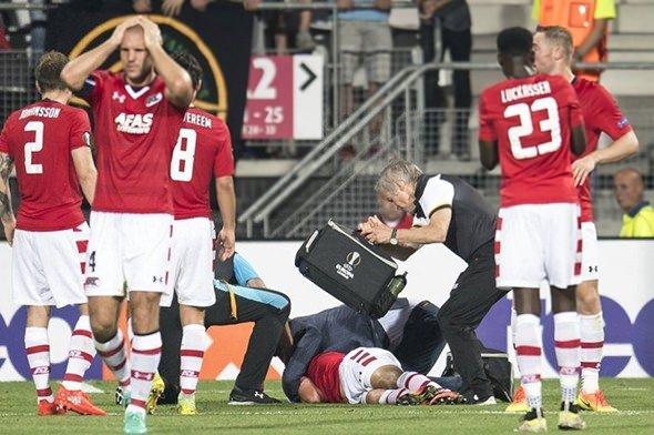 <p>Wuytens, aldığı darbenin etkisiyle yerde hareketsiz biçimde yatarken, 26 yaşındaki futbolcunun bu halini gören diğer oyuncular ve taraftarlar resmen şoke oldu.</p>