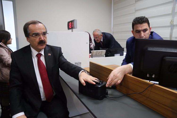 <p>Bakanlığımız tarafından kimlik kartı başvurularındaki yoğunluğun azaltılması ve nüfus cüzdanını değiştirmek zorunda olanların, yeni kimlik kartı başvurularının hızlı bir şekilde karşılanması amacıyla, ilçe nüfus müdürlüklerimizin mesai saatleri yeniden düzenlenmiş olup; yoğunluklar azalıncaya kadar mesai saatleri hafta içi saat 19.00'a kadar uzatılmış, başvuruların cumartesi ve pazar günleri de saat 09.00-17.00 saatleri arasında alınmaya devam edilmesi kararlaştırılmıştır.</p>
