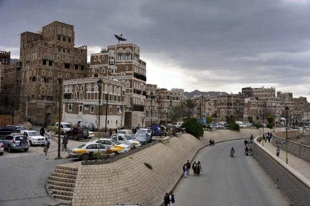 <p>Yemen'in Dünya Kültür mirası sadece Sana'daki yapılarla sınırlı kalmıyor. Arap coğrafyasında sık sık radikal eğilimli örgütlerin şiddetine maruz kalan tarihi eserler, Yemen'de de aynı kaderi yaşama tehlikesi altında.</p>

<p>El Kaide örgütünün kontrolü altında olan Hadramevt vadisindeki, gerek Arap gerekse İslam eserleri de bu tehdit altında.</p>

<p>Hadramevt vadisindeki Şibam bölgesinde bulunan ve batılıların "Çöl'ün Manhattan"ı dediği Şibam gökdelenleri de ilgisizliğin ardından savaşın gölgesinde korunmaya çalışılıyor.</p>

<p>Yine Hadramevt bölgesinde bulunan Marib kentindeki Kraliçe Belkıs zamanından kalan Ay ve Güneş Tapınakları ile eski Marib kenti de savaş ve çatışmaların muhtemel tehdidiyle karşı karşıya.</p>

<p>Yemen'in ''kültür başkenti'' olarak kabul edilen Taiz kenti ve çevresinde tarihi alanlar da yine savaş ve çatışmaların odağında kalıyor. Tarihi boyunca tam 4 devlete ev sahipliği yapan Taiz'deki Resuli, Eyyubi, Osmanlı ve Emevi gibi değişik dönemlerden günümüze kalan cami, kale, kütüphane, medrese ve diğer eserler de korunmayı bekliyor.</p>

<p>Bir dönemin İslam İlim ve Kültür merkezi olan Taiz'e iki saat mesafedeki tarihi Zebit kenti de korunmayı bekleyen önemli kültür mirasları arasında yer alıyor.</p>
