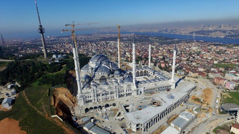 <p>İstanbul Cami ve Eğitim-Kültür Hizmet Birimleri Yaptırma ve Yaşatma Derneği tarafından 2012'de düzenlenen yarışmada 2'ncilik ödülüne layık görülen 2 projeden biri olan Bahar Mızrak ve Hayriye Gül Totu'nun projesini çizdiği Çamlıca Camisi'nin inşaat çalışmaları, Üsküdar Sefa Tepesi'ndeki 57 bin 500 metrekarelik alanda devam ediyor.</p>

<p> </p>
