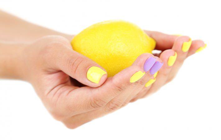 <p><strong>Peki ellerinizin kusursuz güzellikte ve lekesiz görünmesi için ne yapabilirsiniz?</strong></p>

<p>Pamuklu çubuk ile ya da pamuk üzerine limon sıkarak her gün 2 kez ellerinize uygulayın. Elinizde kesik ya da yara varsa limon suyu ellerinizde yanma hissi verebilir, dikkat edin. Limon bakımını yaptıktan sonra ellerinizde limon suyunun kurumasını bekleyin.</p>
