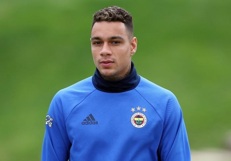 <p><strong>VAN DER WiEL</strong></p>
<p>3.2 milyon Euro’luk maaşı çok olduğu için teklif getiremiyor. Ama yönetime “Burada çok mutsuzum ayrılmak istiyorum” dediği için bir şekilde elden çıkartılacak.</p>