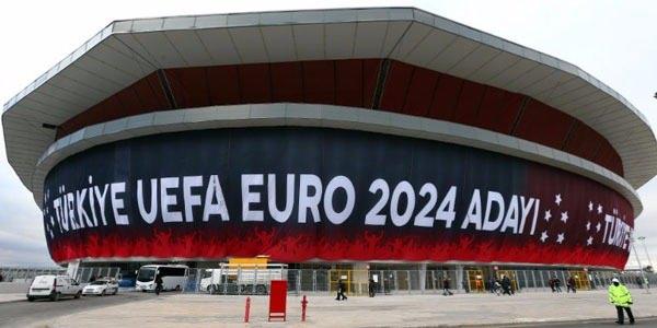 <p><strong>İŞTE EURO 2024'E ADAY ŞEHİRLER</strong></p>

<p>Türkiye'nin ev sahipliğine aday olduğu 2024 Avrupa Futbol Şampiyonası Finalleri adaylık dosyasında yer alacak şehir ve stadyumlarla ilgili karar verildi.</p>
