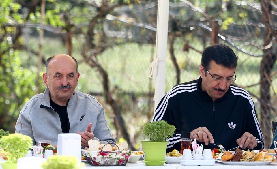 <p>Konuşmaların ardından iki bakan, beraberindekiler ve basın mensuplarıyla kahvaltı yaptı.</p>

<p> </p>
