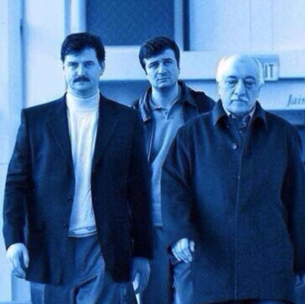 <p><strong>FETO'NUN YEĞENİ EMLAK ZENGİNİ</strong><br />
<br />
FETÖ elebaşı Fetullah Gülen'in yeğeni olarak bilinen ve yıllardır örgütün en tepesinde görev alan Cevdet Türkyolu'nun Pensilvanya ve Florida'da ikişer eve sahip olduğu ve bu evlerin toplam değerinin yaklaşık 900 bin dolar olduğu ortaya çıktı</p>