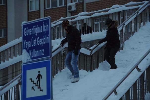 <p>Ara yollardaki sürücüler ise araçlarını çıkarmak için büyük çaba gösterdi. Yolda yürüyenler ise düşe kalka gitmek zorunda kaldı.  </p>
