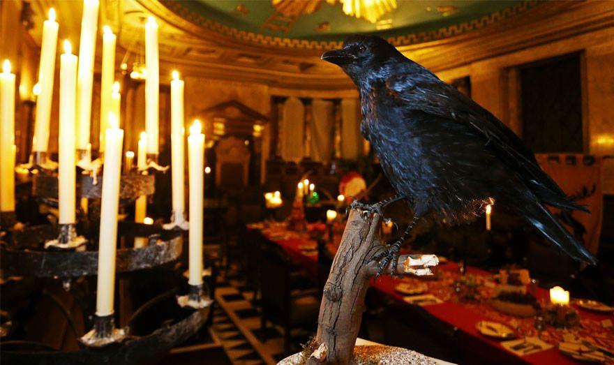 <p>Londra'da pop-up restoran (kısa süreli restoran) olarak tasarlanmış olan bu mekan Game of Thrones hayranlarını oldukça memnun ediyor. Restoranın adı da ilginç: 'All Men Must Dine' (Game of Thrones'un meşhur repliği Valar Morghulis/All Men Must Die/Herkes Ölmeli'ye kelime esprisi yaparak Herkes Yemelidir denmiş.)</p>

<p> </p>
