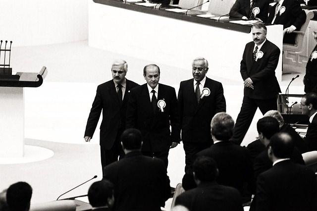 <p><strong>2 Mayıs 1999</strong><br />
<br />
TBMM'de milletvekilleri yemin ederek görevlerine başladı.</p>
<p> </p>
