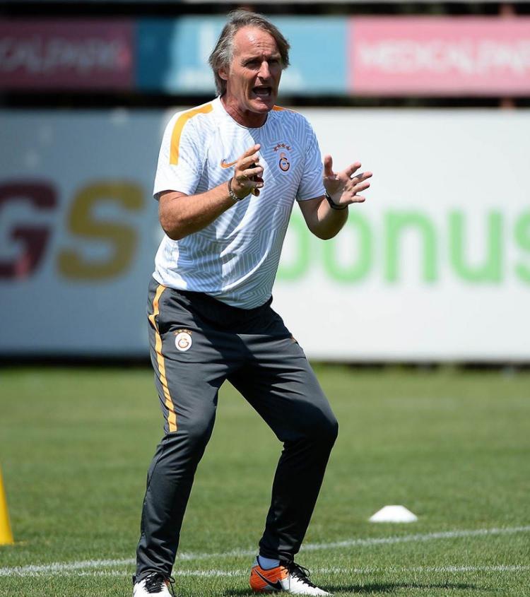 <p>Transfer hamleleri ve takımın son durumunun masaya yatırıldığı Florya’daki zirvede Riekerink’in Galatasaray’ı ile ilgili önemli şifreler ve öne çıkanlar şöyle:</p>
