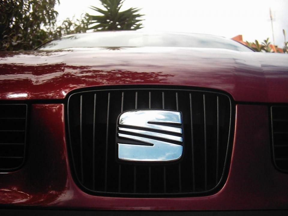 <p><strong>Seat</strong></p>

<p>Seat 90'lı yılların başında VW ile birleşince İspanyol araba yapımcısı, VW amblemin üstüne prestij, ilericilik ve dinamikliği simgeleyen büyük S harfini yerleştirdi.</p>
