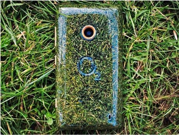 <p><strong>Taze kesilmiş çimden üretilen O2 Recycle telefon... </strong><br />
<br />
Çim parçaları, stadyumdan toplandıktan sonra iki saat içerisinde dondurularak kurutulup, ezilerek kasa şeklini kazandı ve doğa dostu reçine ile kaplanarak korundu. Sonuç olarak da yeşillik alanda rahatlıkla kaybolabilen ve plastik türevlerine göre çok daha küçük bir çevresel ize sahip olan bu telefon ortaya çıktı.</p>