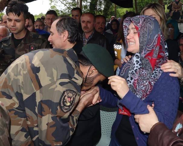 <p><strong>SİLAH ARKADAŞLARI AİLEYE SARILIP AĞLADI</strong><br />
Şehidin Van’da birlikte görev yaptığı ve Şırnak’ta da görev yaptıktan sonra olaydan iki gün önce Van’a dönen silah arkadaşları da cenaze evinde aileye taziyede bulundu. Oğlunun arkadaşlarına sarılıp gözyaşı döken şehit annesi, "Annem arkadaşların mı geldi. Çocuğumun da böyle şeyleri vardı annem” diyerek ağladı.<br />
</p>
