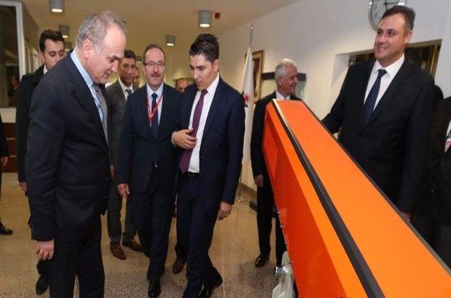 <p><strong>SAPAN'IN FOTOĞRAFLARINI BAKAN ÖZLÜ PAYLAŞTI</strong><br />
<br />
Bilim, Sanayi ve Teknoloji Bakanı Faruk Özlü, twitter hesabından yüzde 100 yerli elektro manyetik silah SAPAN'ın fotoğraflarını paylaştı. TÜBİTAK tarafından geliştirilen ilk milli elektro manyetik silah Sapan, sadece enerji kullanarak barutsuz mermi atabiliyor.</p>