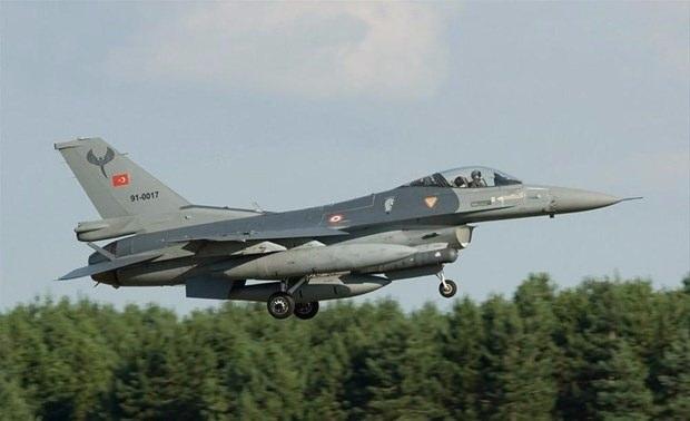 <p><strong>30 Ocak 2006, Diyarbakır</strong><br />
<br />
Diyarbakır Üssü'nden kalkış yapan F-16C uçağının motorunda uçuş sırasında teknik bir arıza meydana geldi. Uçak, kent merkezine 5 kilometre uzaklıktaki Çarıklı Beldesine bağlı Gönendi Köyü yakınlarında boş bir alana düştü. Pilot kazadan yara almadan kurtuldu.</p>