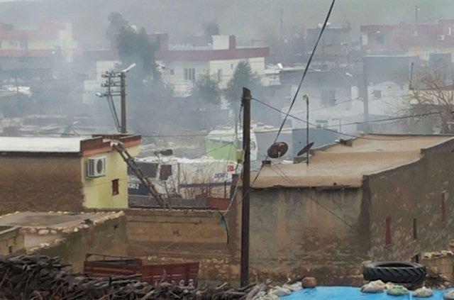 <p><strong>SUR'DAKİ OPERASYON TAMAMLANMAK ÜZERE</strong><br />
<br />
Sur'da 28 Kasım 2015'te Diyarbakır Barosu Başkanı Tahir Elçi'nin hayatını kaybettiği, polis memurları Ahmet Çiftaslan ve Adem Erdur'un şehit edildiği saldırının ardından Cevatpaşa, Fatihpaşa, Dabanoğlu, Hasırlı, Cemal Yılmaz ve Savaş mahallelerinde uygulanan sokağa çıkma yasağı sonrasında TSK ve emniyet unsurları ile geçici köy korucuları tarafından yürütülen operasyon sürüyor.</p>