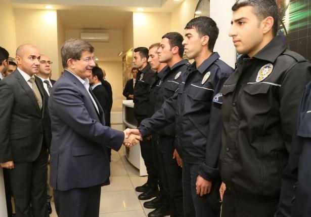 <p>Buradaki personelle bayramlaşan ve sohbet eden Başbakan Davutoğlu'na, baklava ve çay ikram edildi.</p>

<p>​</p>
