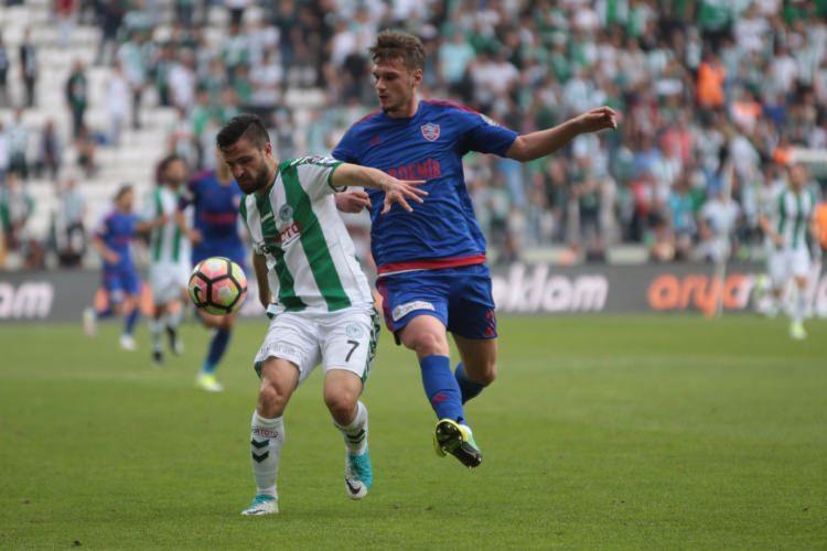 <p>Başarılı futbolcu, hem sağ kanat hem de sağ bekte oynayabiliyor.</p>