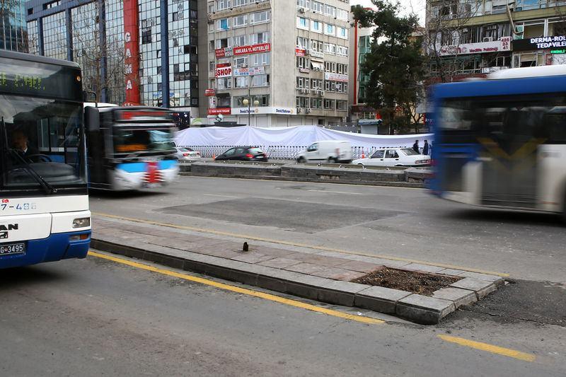 <p>Kızılay'da önceki gün düzenlenen terör saldırısının ardından ulaşıma kapatılan Atatürk Bulvarı araç trafiğine açıldı.</p>

<p> </p>
