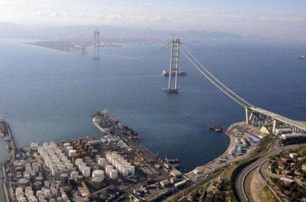 <p>Ulaşım alternatiflerine göre körfezi geçiş süreleri değerlendirildiğinde; Körfezi otomobil ile mevcut yolu kullanarak geçmek 1 saat 20 dakika, feribot ile geçiş 45~60 dakika iken; planlanan körfez geçişi (12 kilometre) ile 6 dakikaya düşecek.</p>

<p> </p>
