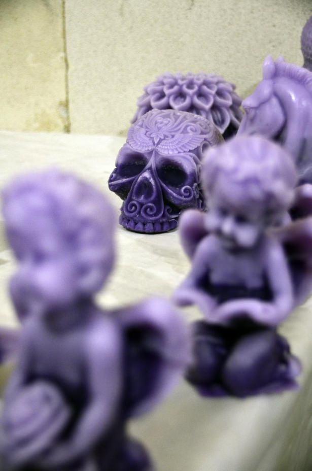 <p>İl&ccedil;eye bağlı Konacık Mahallesi Atat&uuml;rk Bulvarındaki at&ouml;lyesinde mum yaparak ge&ccedil;imlerini sağlayan Latif Tolalı ve Aylin Duran, yaptıkları farklı mum fig&uuml;rleriyle g&ouml;renlerin dikkatini &ccedil;ekiyor. &nbsp;</p>

<p>&nbsp;</p>
