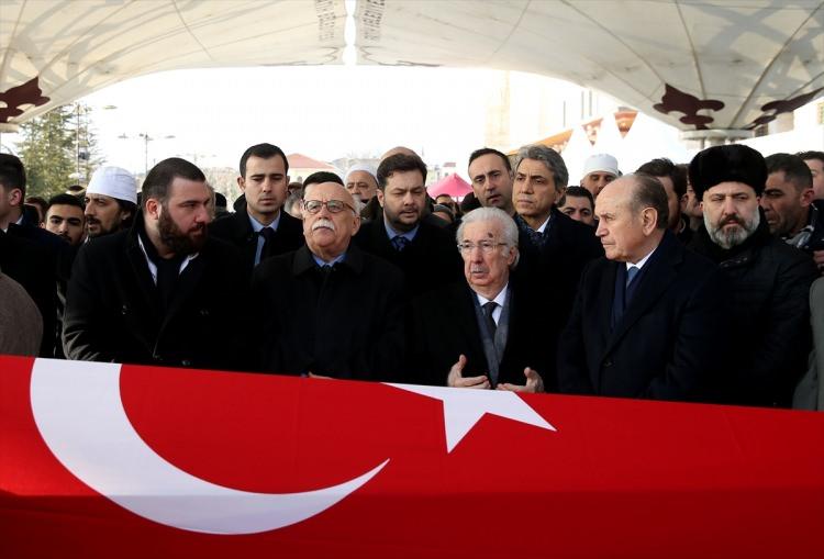 <p><strong>POLİSTEN YOĞUN GÜVENLİK</strong></p>

<p>Bu arada cenaze sebebiyle polis, Fatih Camii içinde ve çevresinde geniş güvenlik önlemleri aldı. Çok sayıda polis cenaze için görevlendirildi.</p>
