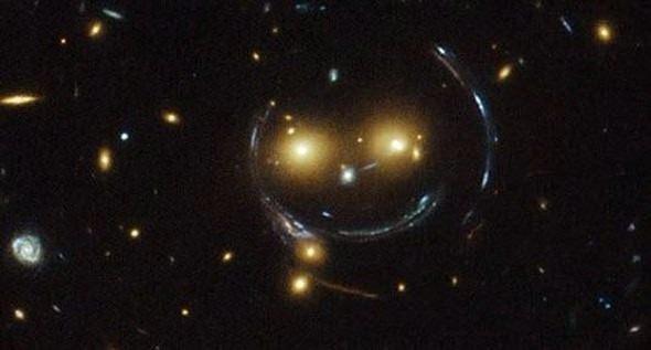 <p>NASA'nın uzay teleskopu Hubble,  "gülümseyen" bir karesini yakaladı. SDSS J1038+4849 isimli galaksi kümesinin fotoğrafı NASA tarafından yayımlandı. Galaksi kümesi, Judy Schmidt isimli amatör bir uzay gözcüsü tarafından keşfedildi. Fotoğrafta "göz" olarak görülen parlaklıklar, iki ayrı galaksi. Yüzü ve gülümseymeyi oluşturan çizgiler ise, "güçlü yerçekimsel mercek" isimli bir etki nedeniyle oluşuyor.</p>

<p> </p>
