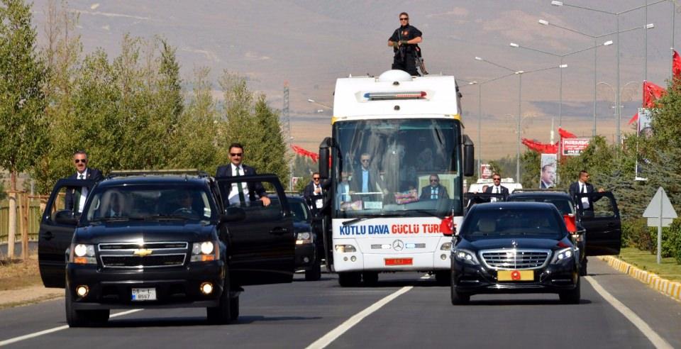 <p>Erzurum'a gelen Cumhurbaşkanı Recep Tayyip Erdoğan'ı şehrin girişinde atlı ciritçiler karşıladı. Ciritçiler, Erdoğan'ın otobüsüne bir süre eskortluk yaptı.</p>
<p> </p>