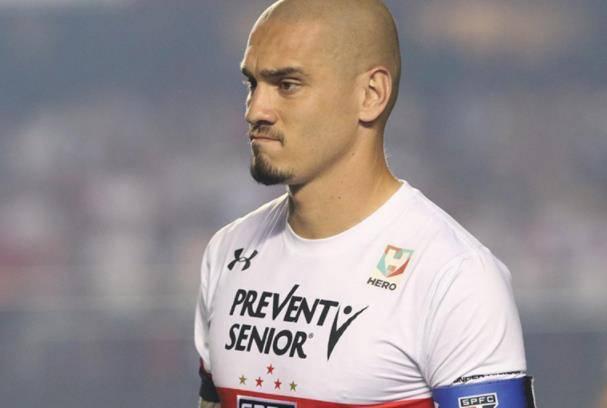 <p><strong>DEFANSTA 4 OYUNCUNUN 3'Ü DEĞİŞECEK</strong></p>

<p>Stoper mevkisine de Maicon ya da Acerbi’den biri alınacak. Bu durumda defans bölgesindeki 4 oyuncunun 3’ü değişmiş olacak. Sağ bek, sol bek ve stoper takviyesinin ardından, mevcut kadroda bulunan Semih Kaya, Serdar Aziz, Ahmet Çalık ve Koray Günter’den sadece 1’i ilk 11’de oynayabilecek.</p>
