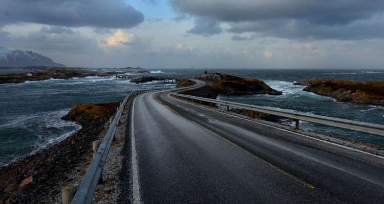 <p>8,72 kilometre uzunluğunda olan bu yol, üzerinde bulunan 8 adet köprü ile birlikte küçük adacıklar üzerinden geçerek iki yakayı birbirine bağlıyor.</p>
<p> </p>
