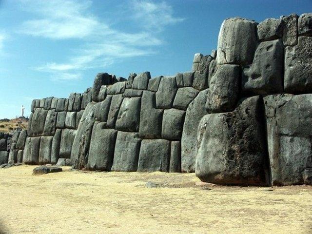 <p>SAKSAYWAMAN İNKA KALESİ HARABELERİ<br />
Bu yığılmış taş ve kayalar Peru yakınlarında bulundu.</p>

<p> </p>
