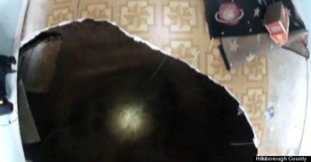 <p>Zira yerleşim bölgelerinde ortaya çıkan dev delikler ölümlere neden olabiliyor...</p>

<p> </p>
