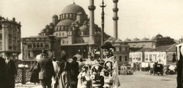 En Uzun Yaşayan TürkZaro Ağa... 1777'den 1934'e dek süren koca bir ömür... Zaro Ağa ... Tam 157 yıl yaşamış. Zaro Ağa 1777'de Bitlis'in Mutki ilçesinin Meydan köyünde doğmuş; 1934'te İstanbul'da ölmüş... Mezarı İstanbul'da Eyüp Kabristanı'nda. Yani en uzun yaşayan Çinli ile en uzun yaşayan bizim Zaro Ağa, arka arkaya göçüp gitmişler bu dünyadan.
