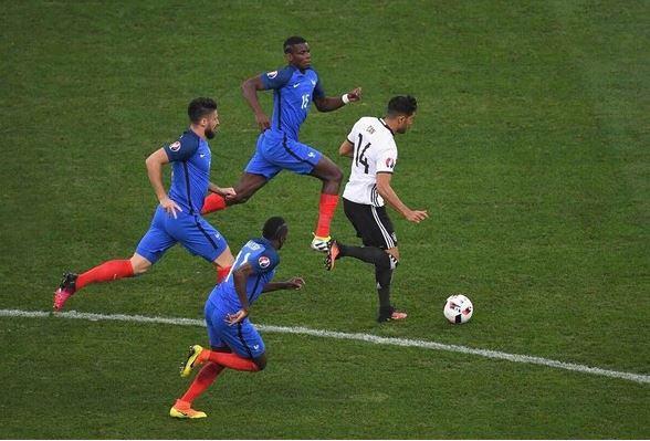 <p>Emre Can'ın EURO 2016'daki en çok konuşulan fotoğrafı da Fransa milli takımı oyuncularını peşine taktığı bu görüntü olmuştu.</p>