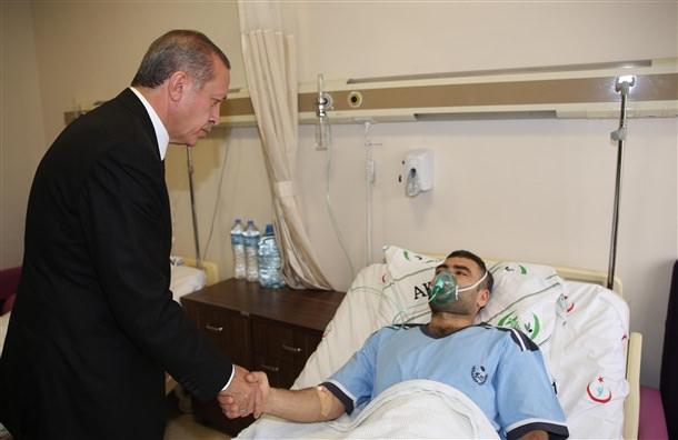 <p><span>Soma'daki maden ocağında incelemeler yaptıktan sonra Soma Belediyesi'nde basın mensuplarına açıklamalarda bulunan Erdoğan, daha sonra kara yoluyla Akhisar'a geçti.</span></p>