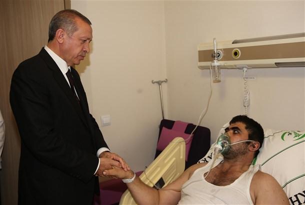 <p><span>Erdoğan, Akhisar Devlet Hastanesi'nde tedavi altındaki madencileri ziyaret etti.</span></p>
