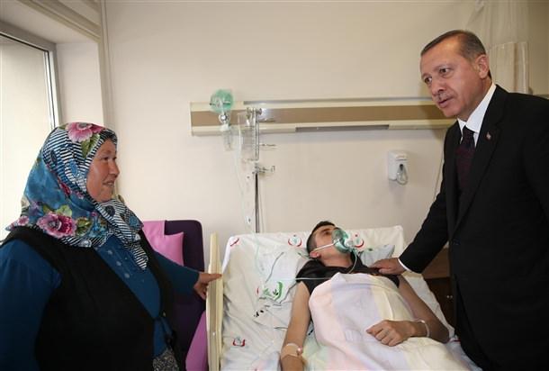 <p><span>Başbakan Erdoğan'la birlikte Başbakan Yardımcıları Bülent Arınç ve Beşir Atalay, İçişleri Bakanı Efkan Ala ve Sağlık Bakanı Mehmet Müezzinoğlu da ziyarette bulundu.</span></p>