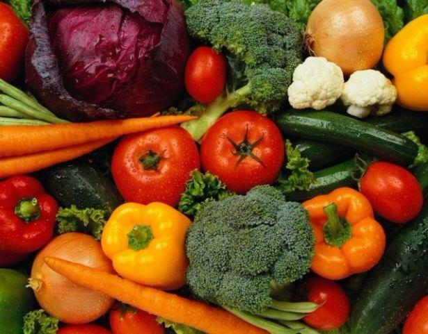 <p>Uygun sıcaklık ve çevre şartlarında yetiştirilen sebze ve meyveler tercih edilmelidir diyen uzmanlar, suni şartlarda ve hormonlu yetiştirilen ürünlerin mevsiminde yetiştirilen ürünle aynı besin değerini taşımayacağı konusunda uyarıyor.</p>
