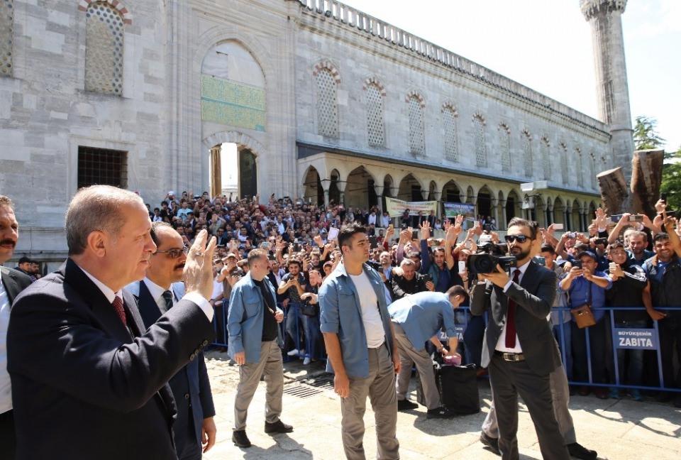 <p>Daha sonra Sultanahmet Meydanı’na çıkan Erdoğan, burada kendisini bekleyen kalabalığı selamladı. Erdoğan aracından inerek kalabalığın içerisinde bekleyen 4’üncü sınıf hukuk öğrencisi Nazen Tekin’i yanına çağırdı. Genç kızla hukuk düzeni hakkında sohbet eden Erdoğan, daha sonra Topkapı Sarayı’na gitmek üzere buradan ayrıldı.</p>
<p> </p>
<p> </p>