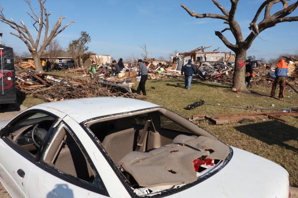 <p>Hortum felaketinin ardından b&ouml;lgede başlayan hasar tespit ve temizlik &ccedil;alışmaları yoğun g&ouml;n&uuml;ll&uuml; katılımıyla s&uuml;rd&uuml;ğ&uuml; g&ouml;zlendi.&nbsp;</p>
