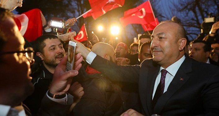 <p><strong>8- Hollanda 'faşizmi'</strong></p>

<p>Rotterdam'da Türk vatandaşlarıyla bir araya gelmesi planlanan Dışişleri Bakanı Çavuşoğlu'nun uçuş iznini iptal eden Hollanda, </p>
