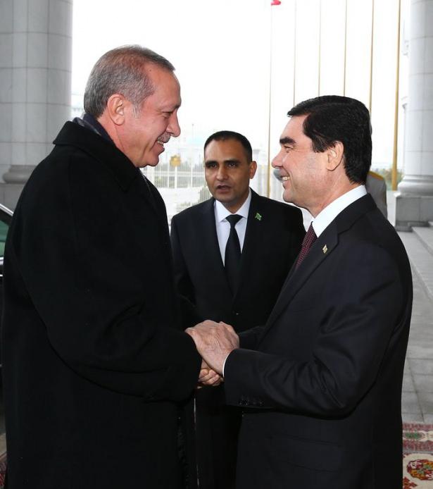 <p>Cumhurbaşkanı Recep Tayyip Erdoğan, Oğuzhan Sarayı’nda, Türkmenistan Devlet Başkanı Gurbanguli Berdimuhammedov tarafından resmi törenle karşılandı.</p>
