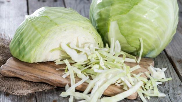 <p><strong>BAĞIRSAKLARI KORUYOR</strong></p>
<p>Lahananın içerisinde bulunan zengin lif, mide ve bağırsak hastalıklarına karşı koruyarak tok kalmaya yardımcı olur. Sindirim ve boşaltım sistemi için beyaz lahanayı sık sık tüketmek gerekir. </p>