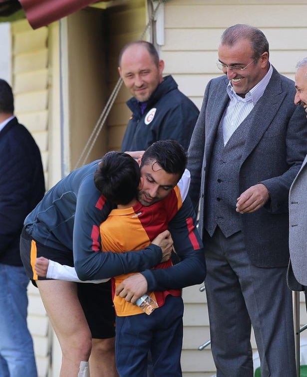 <div>Şehit savcı Mehmet Selim Kiraz'ın, Galatasaray Başkan Yardımcısı Abdurrahim Albayrak'ın yakın dostu olduğu öğrenildi.</div>
<div> </div>